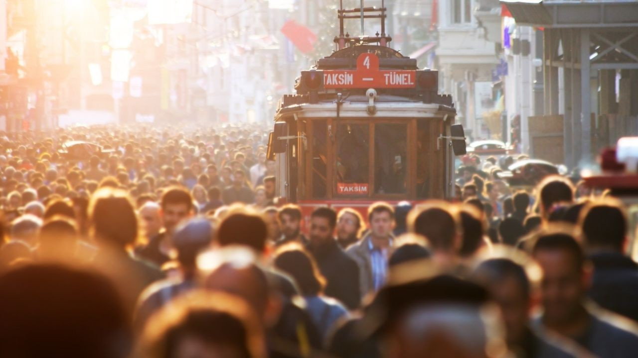 Gençlerin aylık geçim bütçesi 4 bin oldu! Aile evinde yaşama oranı arttı