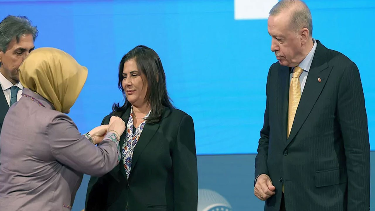 Özlem Çerçioğlu'nu ilk yazan gazeteciden iddia: 8 CHP'li belediye daha AK Parti'ye geçecek Özlem Çerçioğlu'nu ilk yazan gazeteciden iddia: 8 CHP'li belediye daha AK Parti'ye geçecek