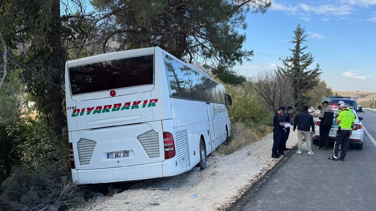 Yolcu otobüsü ile otomobil çarpıştı: 4 kişi hayatını kaybetti Yolcu otobüsü ile otomobil çarpıştı: 4 kişi hayatını kaybetti