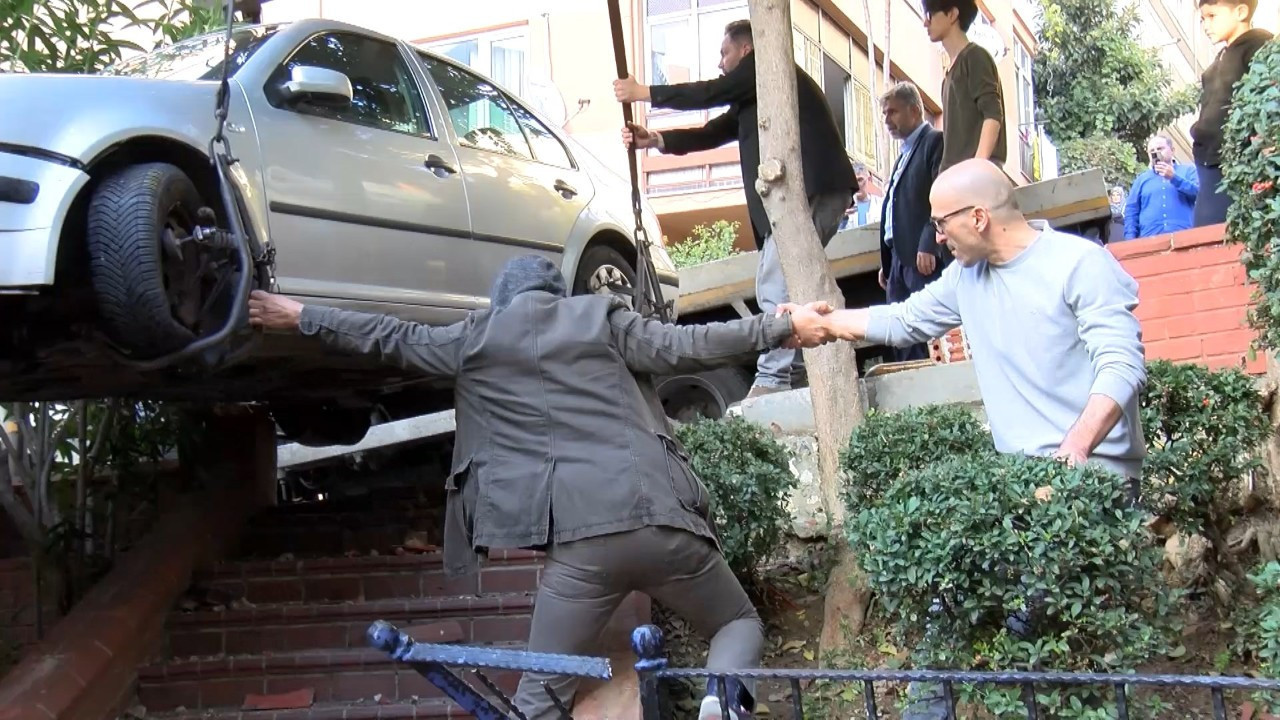 Şişli’de yokuştan kayan otomobil çocuk parkına girdi Şişli’de yokuştan kayan otomobil çocuk parkına girdi