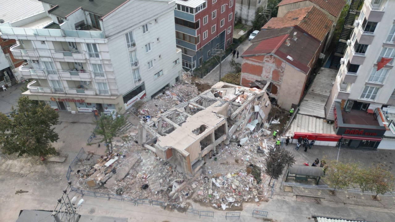 Kocaeli’de çöken binanın enkazını kaldırma çalışmaları başladı